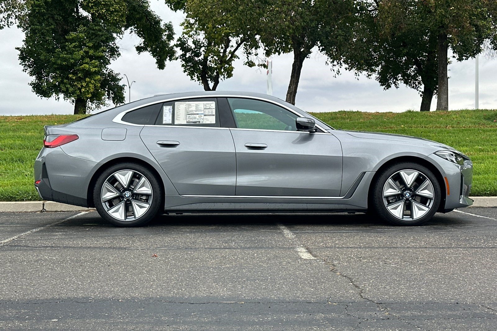 New 2026 BMW i4 eDrive40 w/ Parking Assistance Package RWD image 3