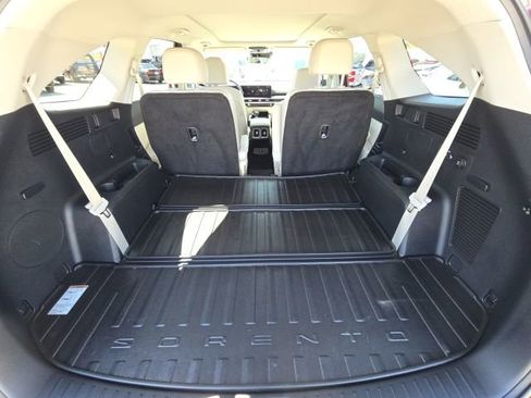 Used 2025 Kia Sorento EX w/ Panoramic Sunroof Package image 12