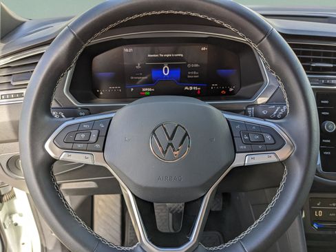 Used 2023 Volkswagen Tiguan SE image 31