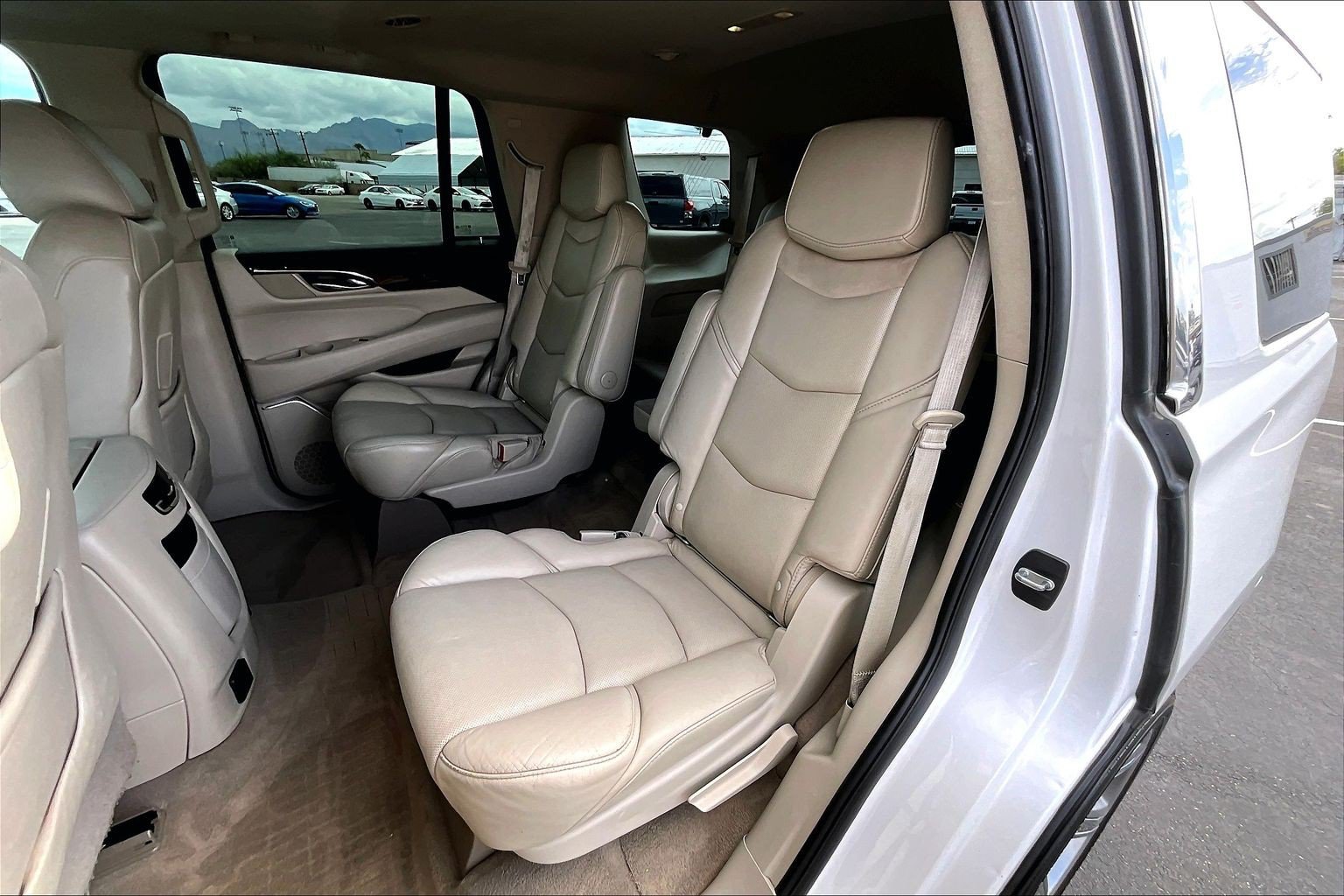Used 2018 Cadillac Escalade Luxury AWD/4WD image 27