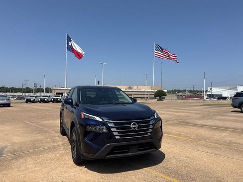 Certified 2025 Nissan Rogue SV FWD image 3