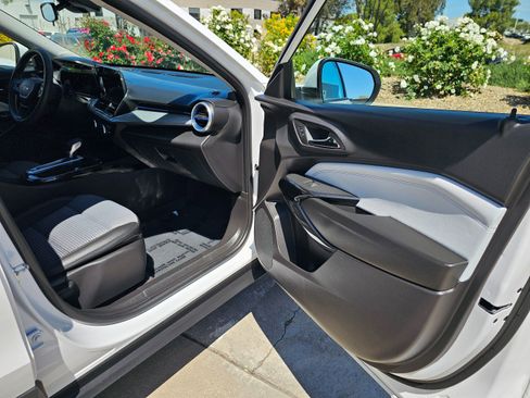 Used 2025 Chevrolet Trax LT image 28