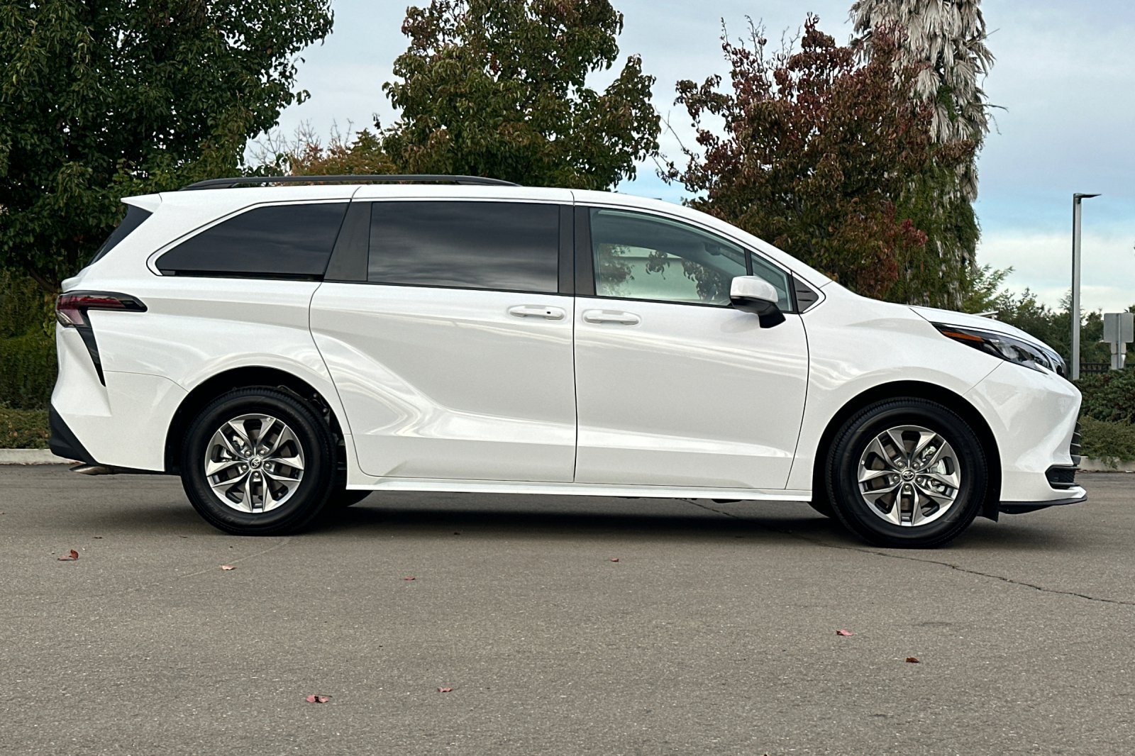 Certified 2026 Toyota Sienna LE FWD image 3