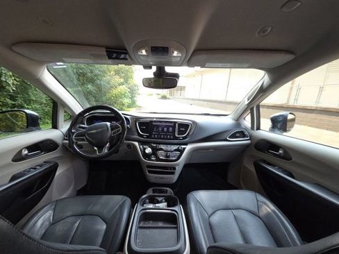 Used 2020 Chrysler Pacifica Touring-L w/ Advanced Safetytec Group FWD image 24