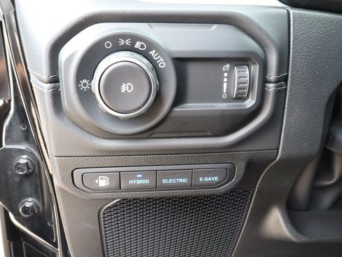 Used 2025 Jeep Wrangler Unlimited Sahara AWD/4WD image 20