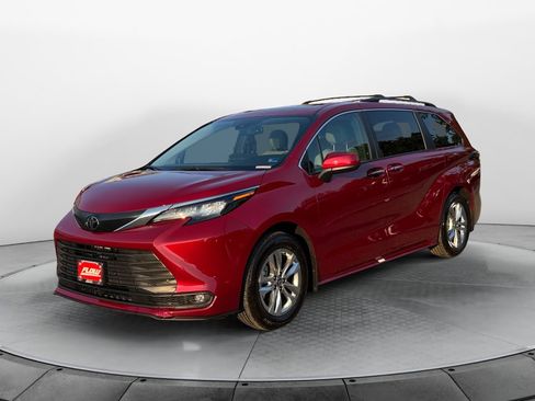 Certified 2026 Toyota Sienna XLE FWD image 3