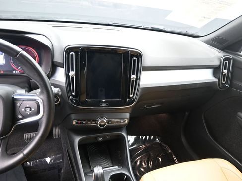 Used 2019 Volvo XC40 T5 Momentum image 12