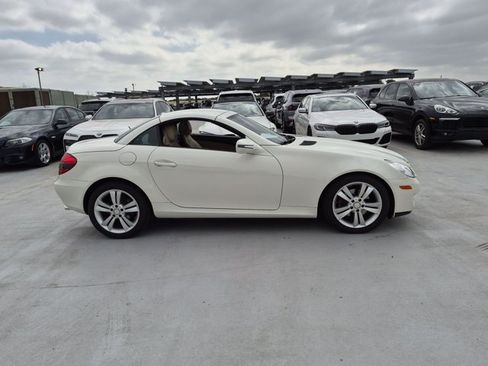Used 2010 Mercedes-Benz SLK 300 image 4