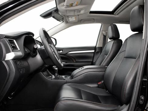 Used 2018 Toyota Highlander XLE AWD/4WD image 11