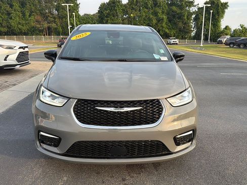 Used 2025 Chrysler Pacifica Select FWD image 9