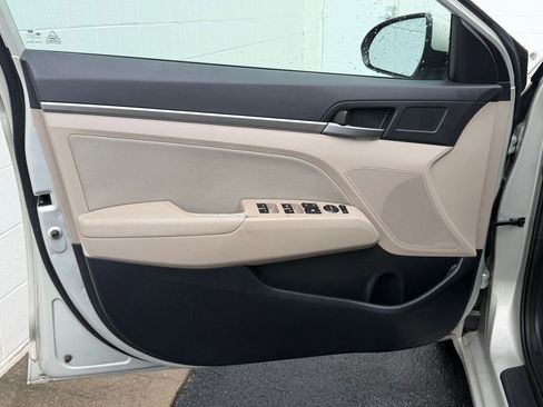 Used 2017 Hyundai Elantra SE w/ SE A/T Tech Package 03 FWD image 12