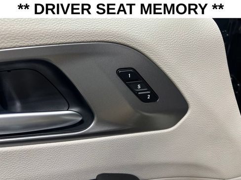 Certified 2024 Chrysler Pacifica Touring-L FWD image 8