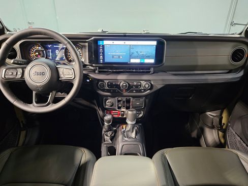 Used 2025 Jeep Gladiator Mojave w/ Convenience Group image 10