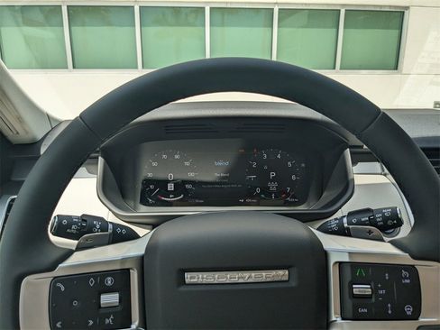 New 2025 Land Rover Discovery Dynamic SE image 24