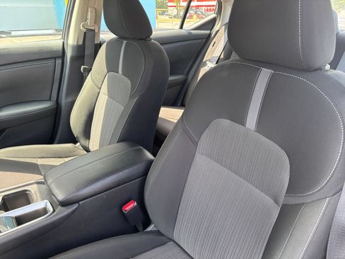 Used 2025 Nissan Sentra SV FWD image 33