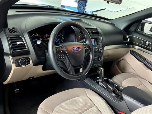Used 2018 Ford Explorer XLT image 17