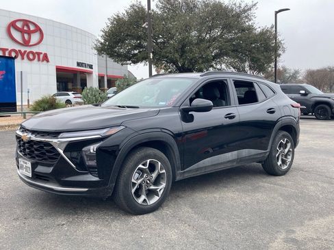 Used 2025 Chevrolet Trax LT image 1