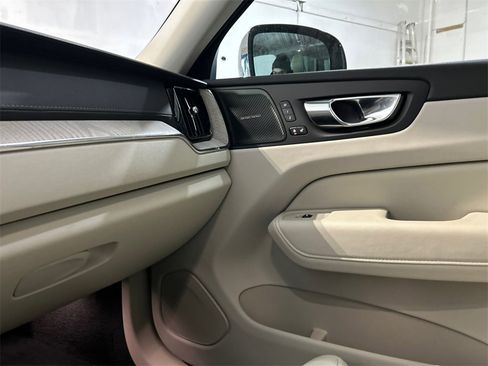 Certified 2023 Volvo XC60 B5 Ultimate w/ Climate Package image 20