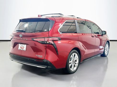 Used 2023 Toyota Sienna Platinum FWD image 4