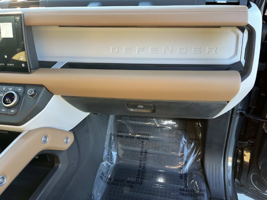 Certified 2025 Land Rover Defender 130 X-Dynamic SE AWD/4WD image 28