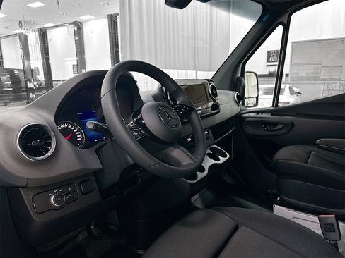 Used 2025 Mercedes-Benz Sprinter 2500 image 10