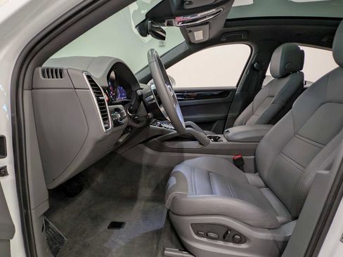 Used 2023 Porsche Cayenne Coupe image 23