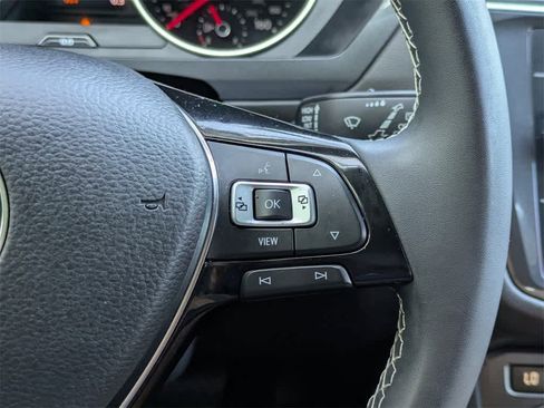 Used 2021 Volkswagen Tiguan SE w/ Panoramic Sunroof Package image 35