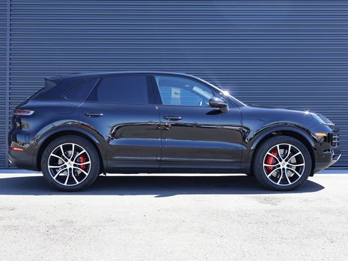 Certified 2024 Porsche Cayenne S AWD/4WD image 9