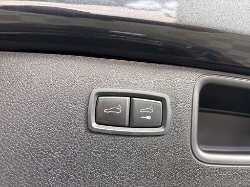 Used 2022 Porsche Macan w/ Premium Package Plus image 25