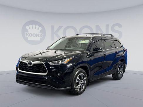 Used 2020 Toyota Highlander LE image 1