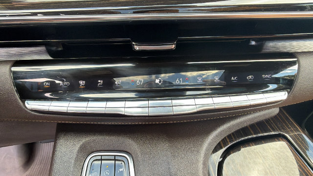 Used 2022 Cadillac Escalade ESV Premium Luxury w/ Performance Package AWD/4WD image 27