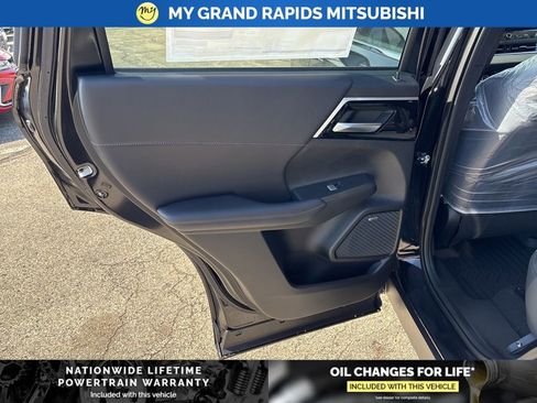 New 2026 Mitsubishi Outlander SE image 10