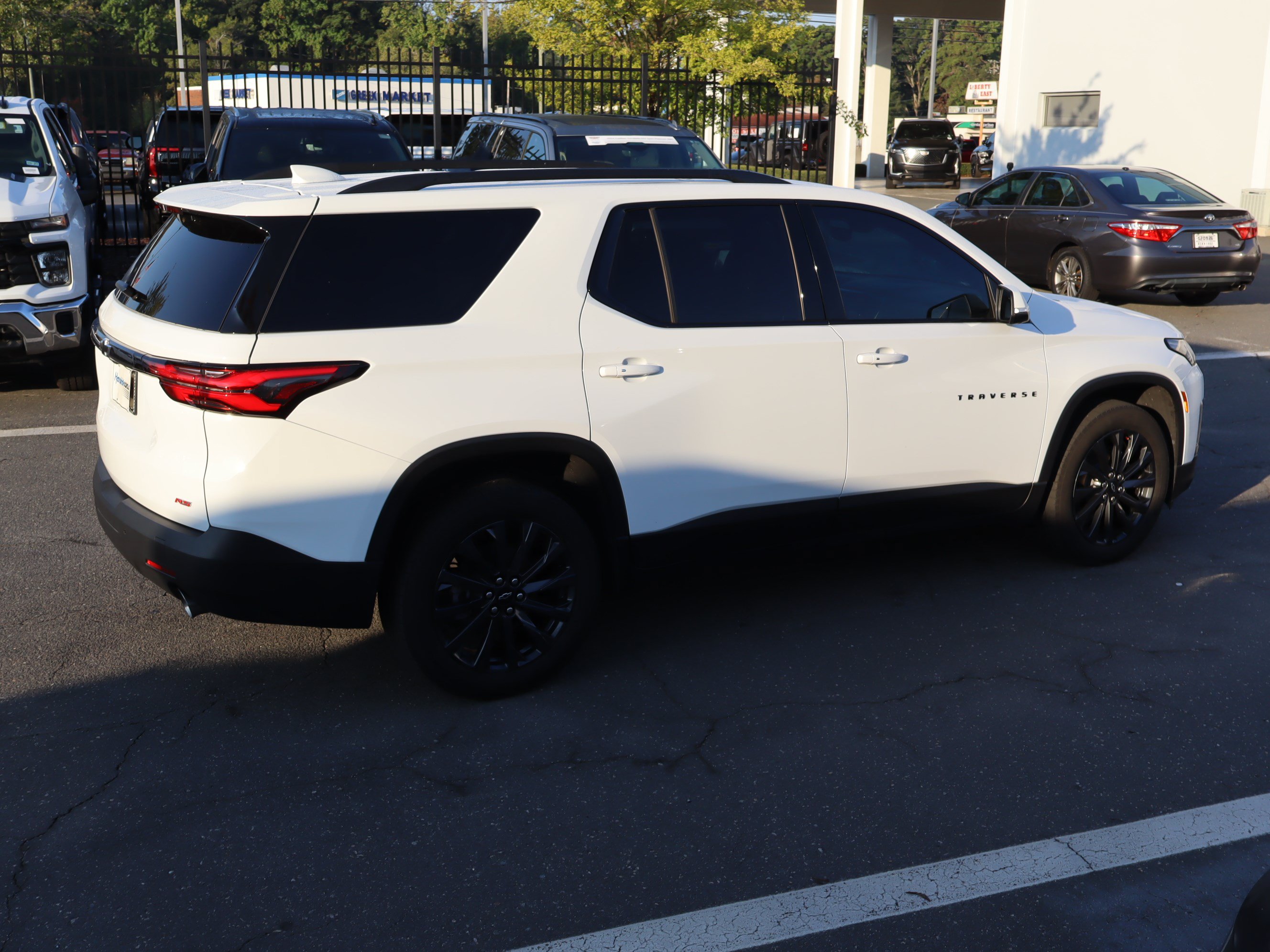 Used 2023 Chevrolet Traverse RS FWD image 11