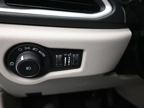 Used 2024 Chrysler Pacifica Touring-L FWD image 13