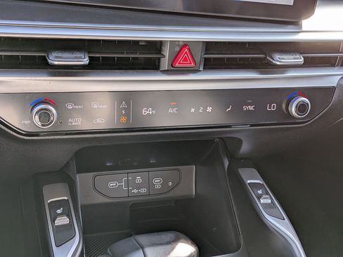 Used 2024 Kia Sorento S image 25