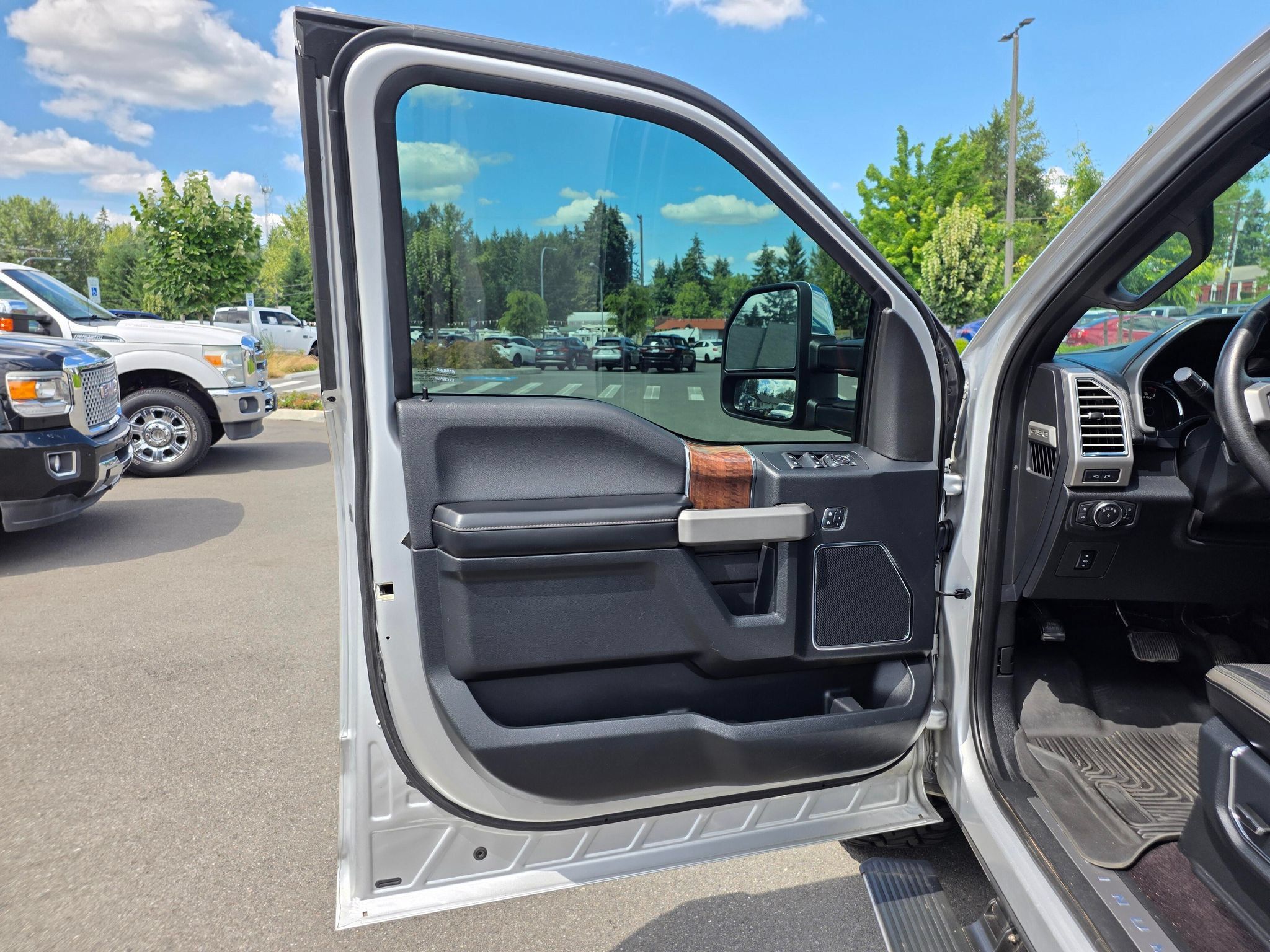 Used 2015 Ford F150 Platinum w/ Max Trailer Tow Package AWD/4WD image 25