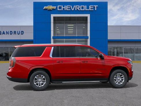 New 2026 Chevrolet Suburban LT image 5