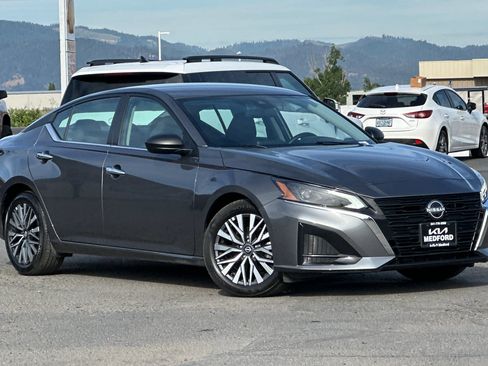 Used 2025 Nissan Altima 2.5 SV FWD image 2