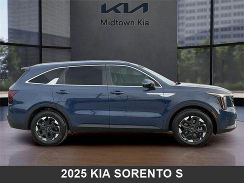Certified 2025 Kia Sorento S image 2