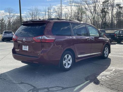 Used 2020 Toyota Sienna LE w/ LE Preferred Package image 5