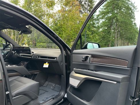 New 2026 Cadillac Vistiq Sport image 11