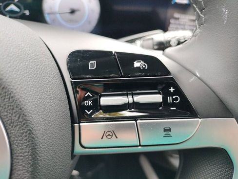 Used 2025 Hyundai Elantra Limited FWD image 19
