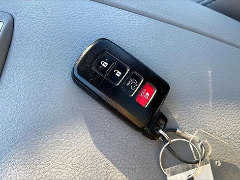 Used 2019 Toyota Highlander XLE image 11