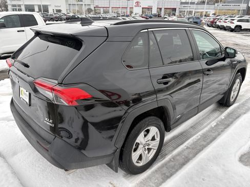 Used 2021 Toyota RAV4 XLE image 5