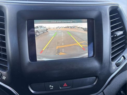 Used 2020 Jeep Cherokee Latitude Plus image 15