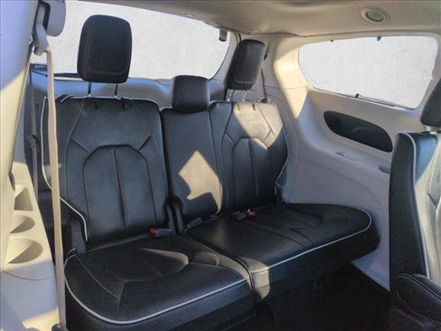 Used 2024 Chrysler Pacifica Limited image 21