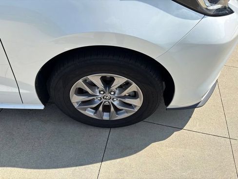 Used 2023 Toyota Sienna XLE FWD image 9
