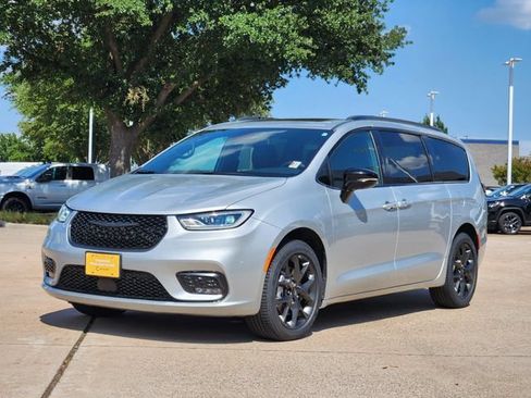 Certified 2023 Chrysler Pacifica Limited w/ S Appearance Package AWD/4WD image 3