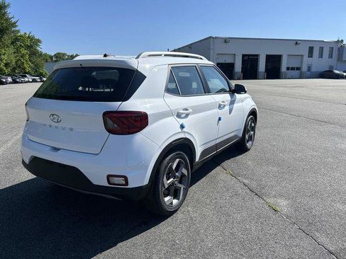 New 2026 Hyundai Venue SEL FWD image 3