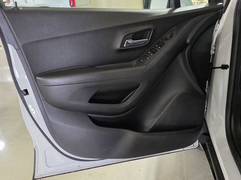 Used 2017 Chevrolet Trax LT w/ LT Convenience Package image 16